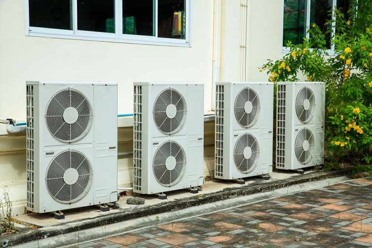 Groupe de climatisation installé contre un bâtiment