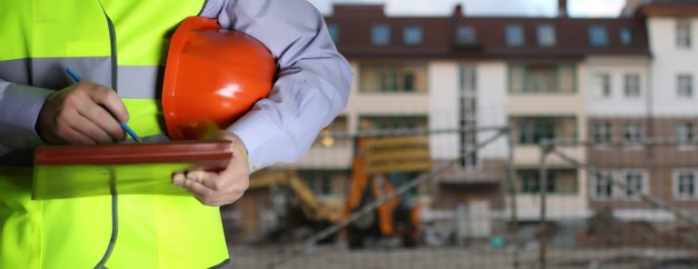Ingénieur en casque sur une zone de chantier
