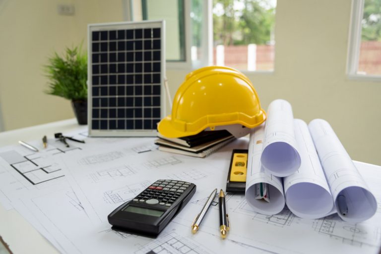 Architectes travaillant sur un projet de maison économe en énergie