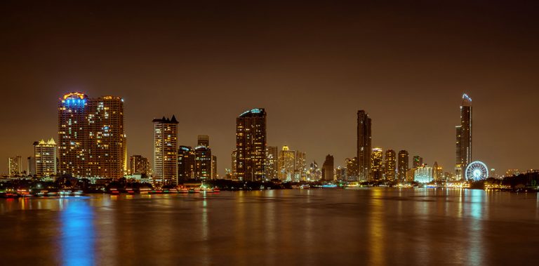 Immeubles modernes au bord d’un fleuve