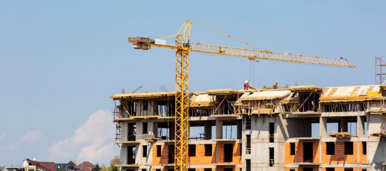 Grue sur un chantier de maison en briques
