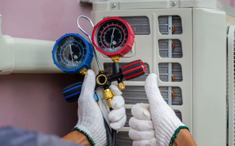 Technicien intervenant sur une installation technique