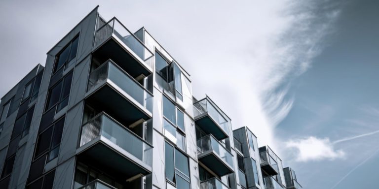 Façade vitrée d’un immeuble contemporain