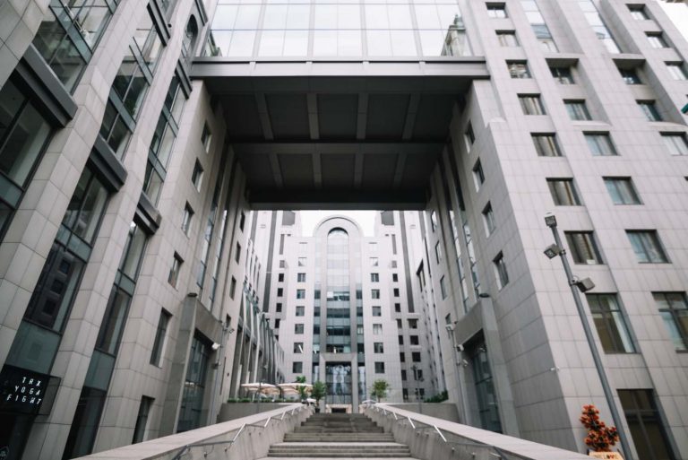 Bâtiment moderne recevant du public