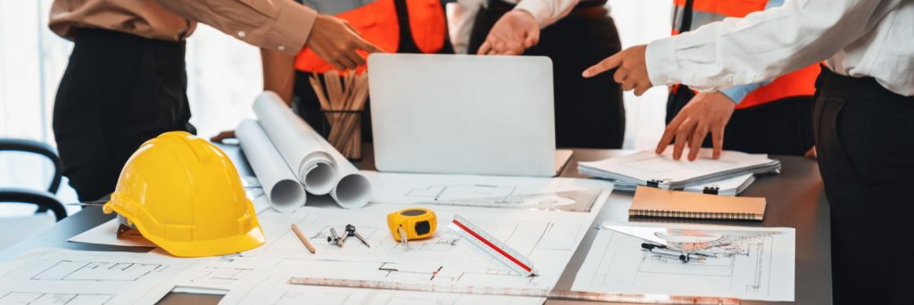 Ingénieurs travaillant ensemble sur des plans de conception