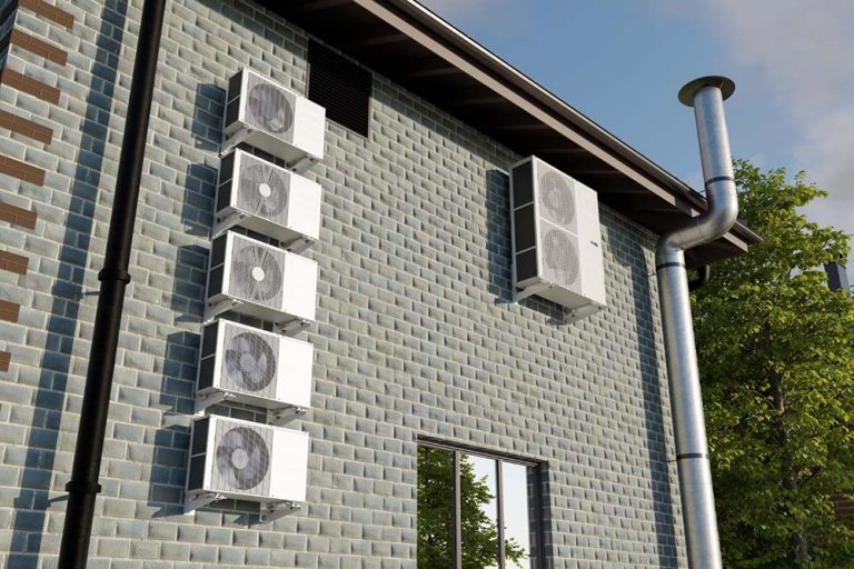Climatiseurs installés sur la façade d’une maison