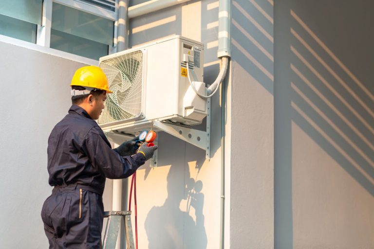 Technicien intervenant sur un climatiseur